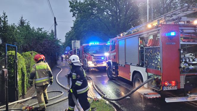 Tragiczny pożar domu w Grudziądzu! Nie żyje 52-latek [ZDJĘCIA]