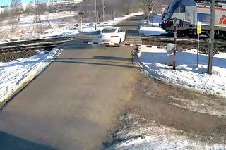  Szokujące nagranie z przejazdu kolejowego. Ominął rogatki i wbił się w pociąg 