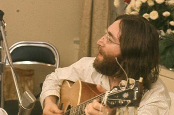 Akustyczna gitara Johna Lennona idzie pod młotek. Została znaleziona po 50 latach!