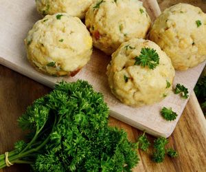 Obłędnie pyszne knedle czosnkowe – zrób je raz, a będą hitem każdego obiadu!