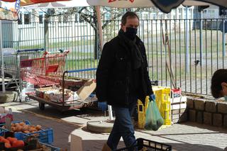 Marszałek Grodzki robi zakupy na bazarku
