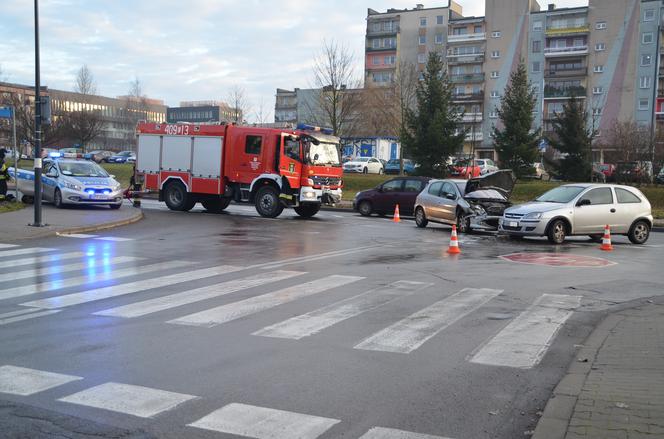 Wypadek na skrzyżowaniu Staszica i Okrzei. Dwie osoby w szpitalu