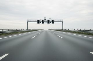 Kompletnie pijany jechał tirem po A2! Uciekł po kolizji