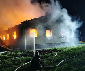Milionowe straty po ogromnym pożarze stolarni w Jędrychowie niedaleko Iławy