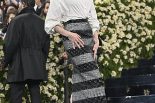 Anne Hathaway niczym figura woskowa. Nie wygląda na 42 lata!