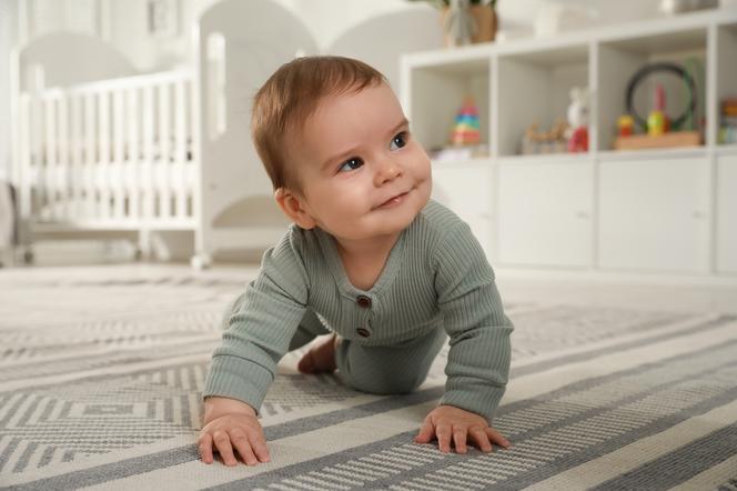 Raczkujące dziecko na dywanie