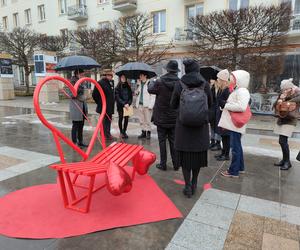 Walentynkowa rzeźba na Placu Artystów w Kielcach