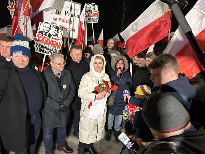 Żona Macieja Wąsika czeka na męża pod więzieniem