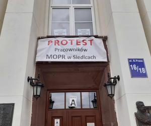 Trwa protest pracowników MOPR w Siedlcach. Walczą „o godziwe wynagrodzenia”