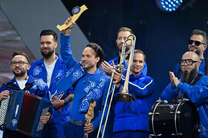 Zespół Enej i dziennikarz Edward Miszczak 