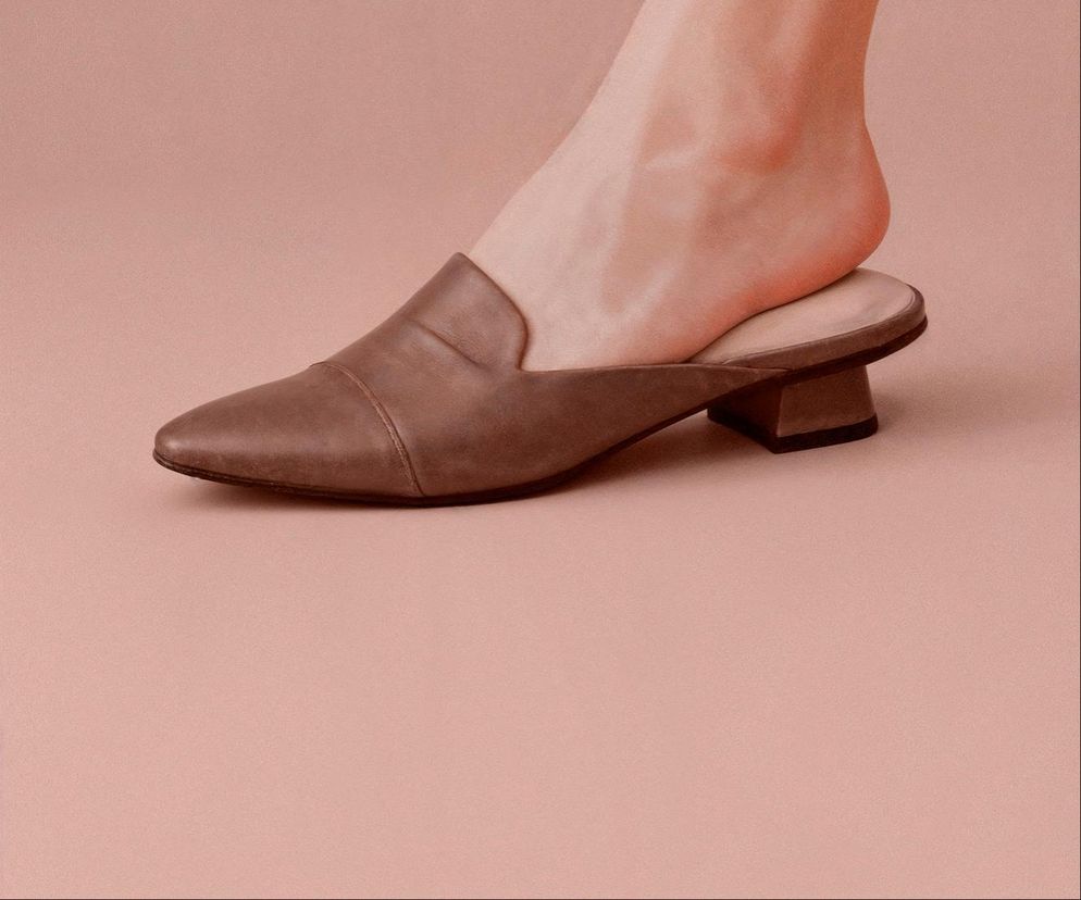Klapki typu mule to najmodniejsze buty na lato. Jak tworzyć z nimi niebanalne stylizacje?