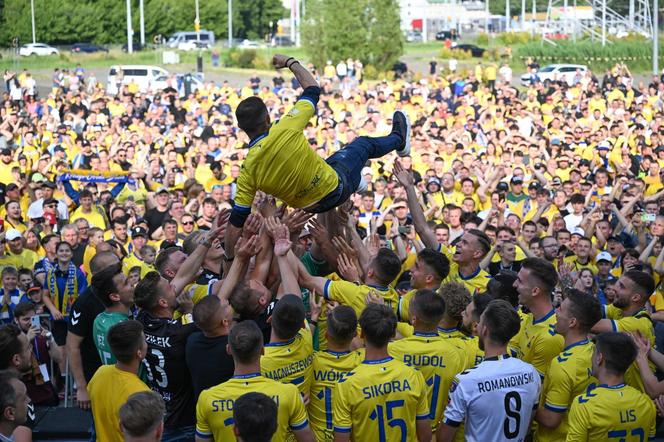 Tak świętowali piłkarze Motoru Lublin awans do ekstraklasy. Wierni kibice nie zawiedli [GALERIA]