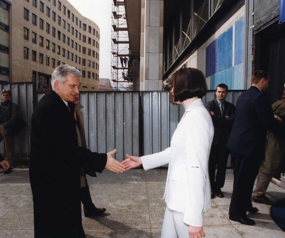Ewa P. Porębska wita Premiera RP Jerzego Buzka pod gmachem warszawskiego Centrum Giełdowego przed ceremonią rozstrzygnięcia konkursu - budynek będący w trakcie budowy udostępniono dla celów Gali
