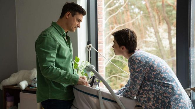 Na dobre i na złe odc. 960 po wakacjach. Blanka (Pola Gonciarz), Nina (Rita Sobocińska), Krzysztof Radwan (Mateusz Damięcki)