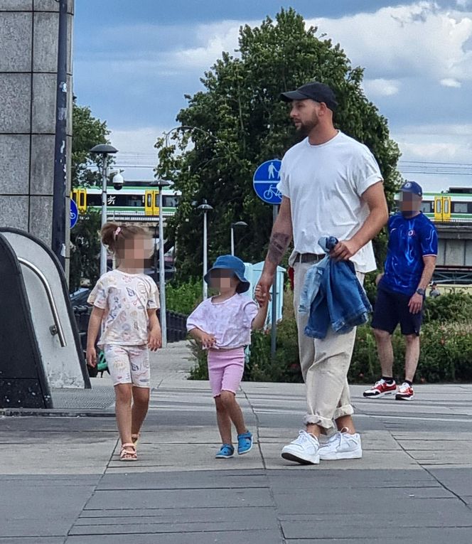 Maciej Pela z córeczkami nad Wisłą