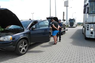Polak kradzionym Volvo z kradzioną lawetą wiózł kradzionego Mercedesa