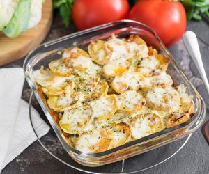 Zapiekanka ziemniaczana z mięsem mielonym. Prosty przepis na obiad z ziemniaków