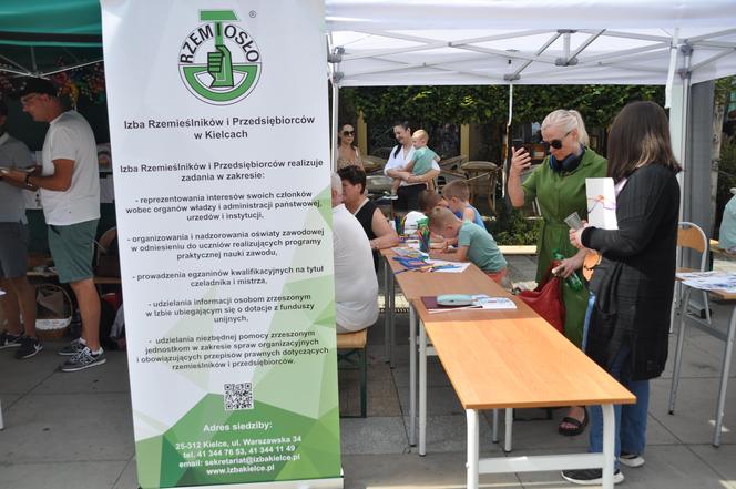 Rzemieślniczy Bazar w Kielcach. Były stoiska handlowe oraz atrakcje