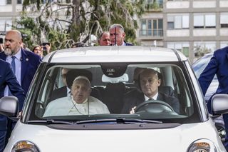 Papież Franciszek opuścił szpital po 37 dniach