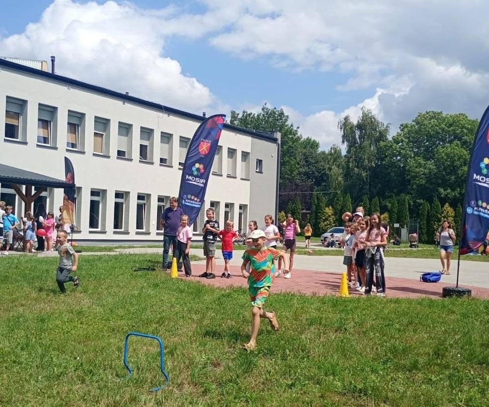 Zamiast siedzieć w domu wyjdźcie na zewnątrz i bawcie się z Biblioteką i MOSiRem