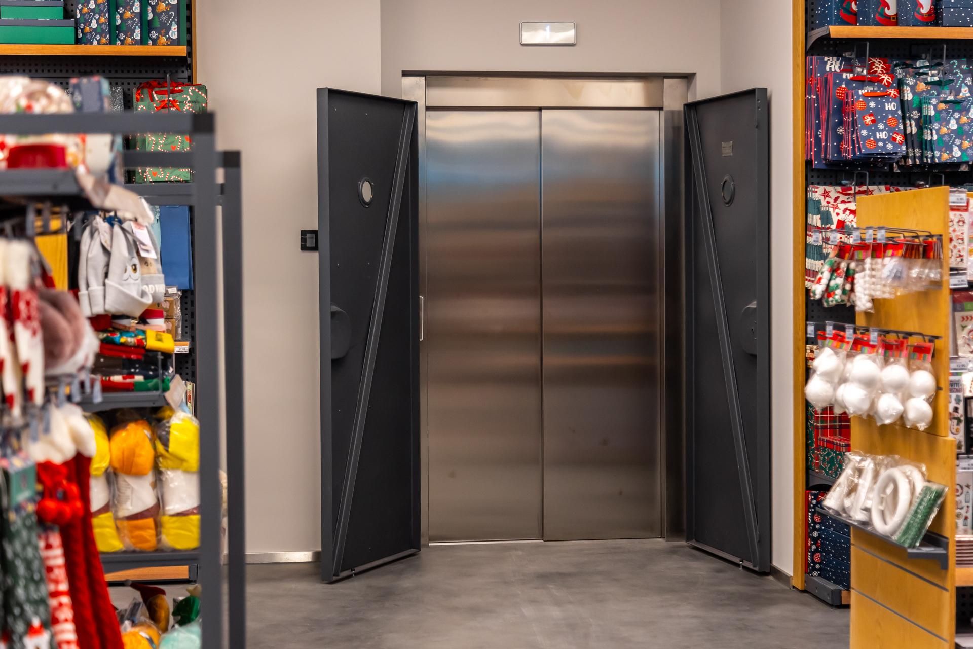 Wnętrza odnowionej "Cepelii" w Warszawie