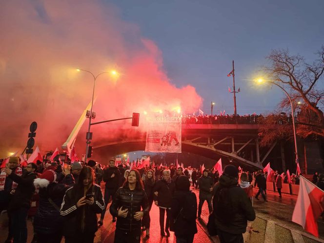 Marsz Niepodległości przechodzi przez most Poniatowskiego