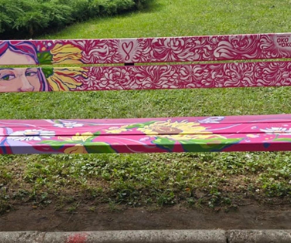 Nietypowa, bo różowa, ławeczka w Dąbrowie Górniczej. To symbol wsparcia dla pacjentów onkologicznych