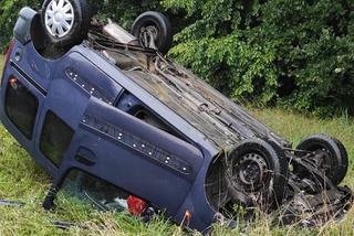 Wypadek w Chorzowie. Kierowca zaliczył kumulację. Dachowanie, zakaz prowadzenia pojazdów i obietnica łapówki