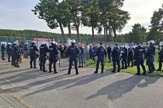 Ze stadionu prosto do celi! Kibice odpalili race i petardy!