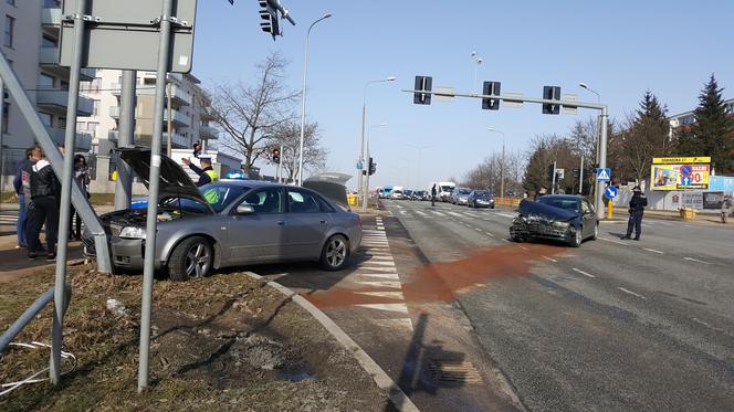Łomża: Zderzenie dwóch osobówek na Zawadzkiej! Auto wylądowało na latarni [FOTO]