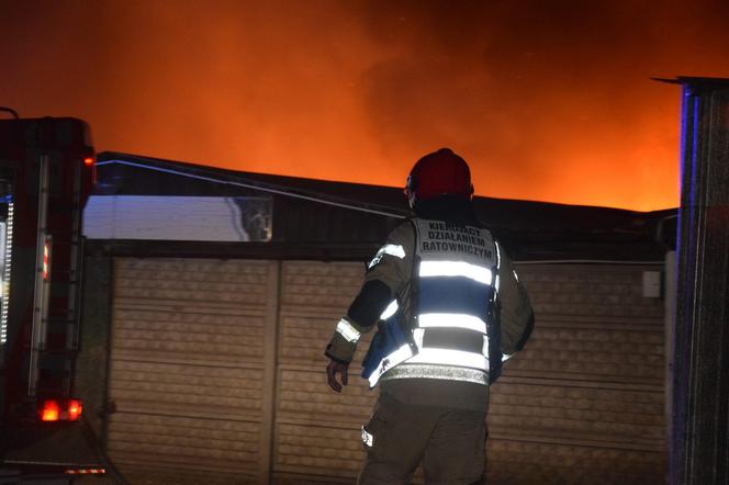 ​Ogromny pożar w Czaczu w pow. kościańskim. Doszczętnie spłonęły foliowe hale magazynowe z używanymi artykułami na sprzedaż