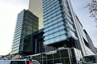 Szokujące sceny przy siedzibie Polsatu w Warszawie. Mężczyzna przyciągnął uwagę wszystkich przechodniów