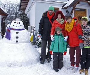 Rodzinka.pl Ludwik (Tomasz Karolak), Natalia (Małgorzata Kożuchowska), Kacperek (Mateusz Pawłowski), Tomek (Maciej Musiał), Jakub (Adam Zdrójkowski)