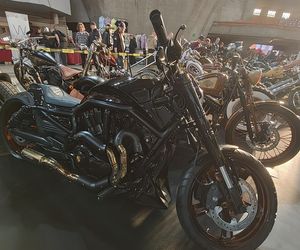 Kustomhead 2025 we Wrocławiu. W Hali Stulecia pokazano zabytkowe amerykańskie auta, motocykle i rowery 