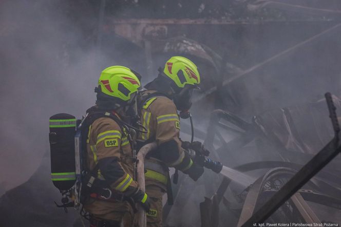 Wielki pożar w Kędzierzynie-Koźlu. Płonie hurtownia, na miejscu 20 zastępów straży pożarnej!
