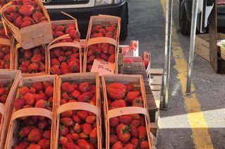 Drożyzna na targowiskach? Nie w Olsztynie. Tu kupisz truskawki w dobrej cenie!