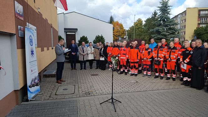 Biała Podlaska. Odsłonięcie tablicy poświęconej ratownikowi medycznemu. 64-latek został śmiertelnie dźgnięty nożem na służbie [ZDJĘCIA]