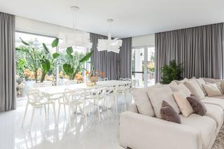 Dom w jasnych kolorach w Starych Bibicach