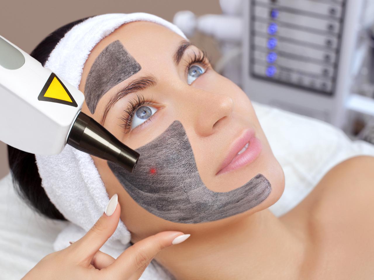 Peeling węglowy – błyskawiczny sposób na skórę pełną blasku!