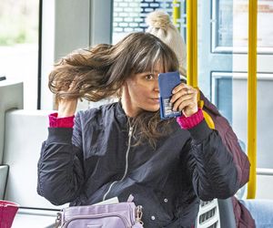 Jachira maluje się w tramwaju