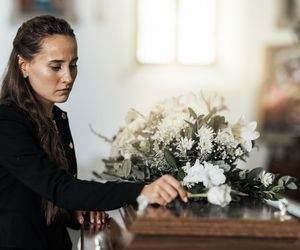 Ból głowy, bezsenność, uczucie ucisku w gardle. Tak żałoba odzywa się w twoim ciele