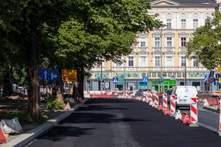 Plac Zwycięstwa na finiszu remontu. Na drogę położono warstwę asfaltu 