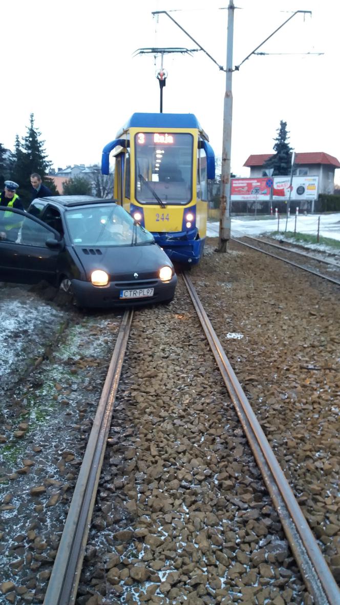 Tramwaj zderzył się z samochodem osobowym w Toruniu