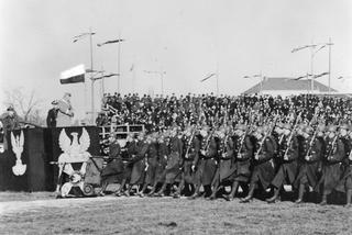 Defilada oddziałów 30. Pułku Piechoty, 11.11.1934 r.