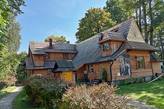 Ta małopolska willa jest perłą architektury. Kiedyś należała do sławnego poety, pioniera Młodej Polski [GALERIA]