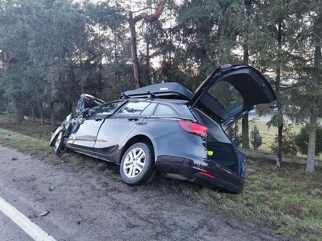 Tuchów. Zderzenie trzech samochodów osobowych na drodze wojewódzkiej