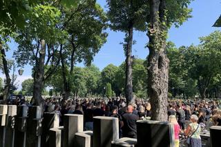 Pogrzeb 18-letniej Wiktorii. Biała urna z prochami spoczęła w grobie. Ból, który rozdziera serca