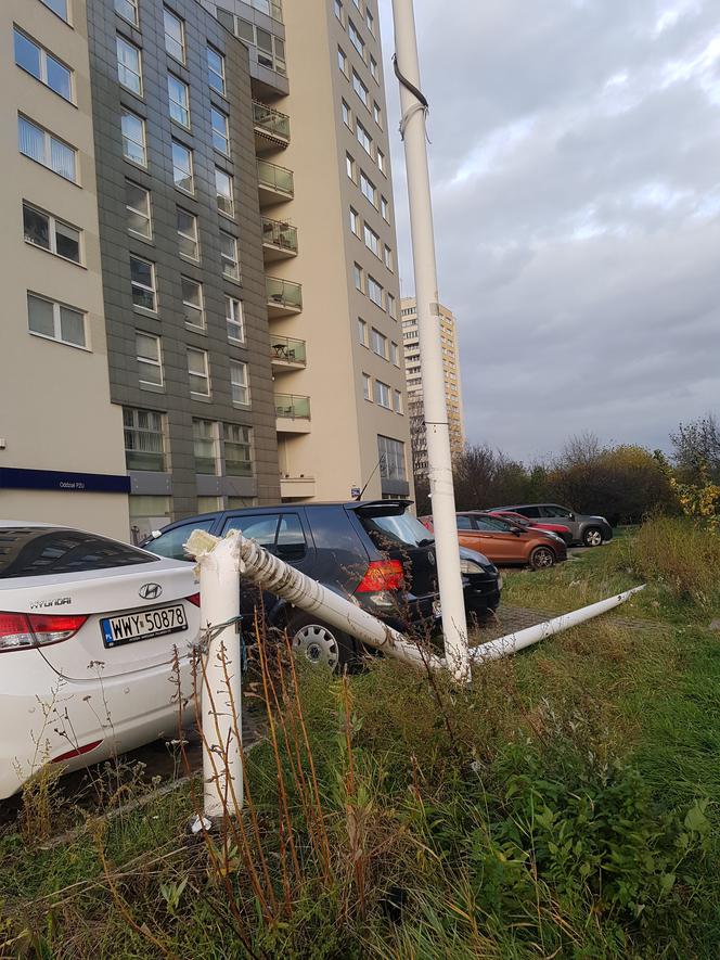 Wichura w Warszawie: Maszt spadł na samochód