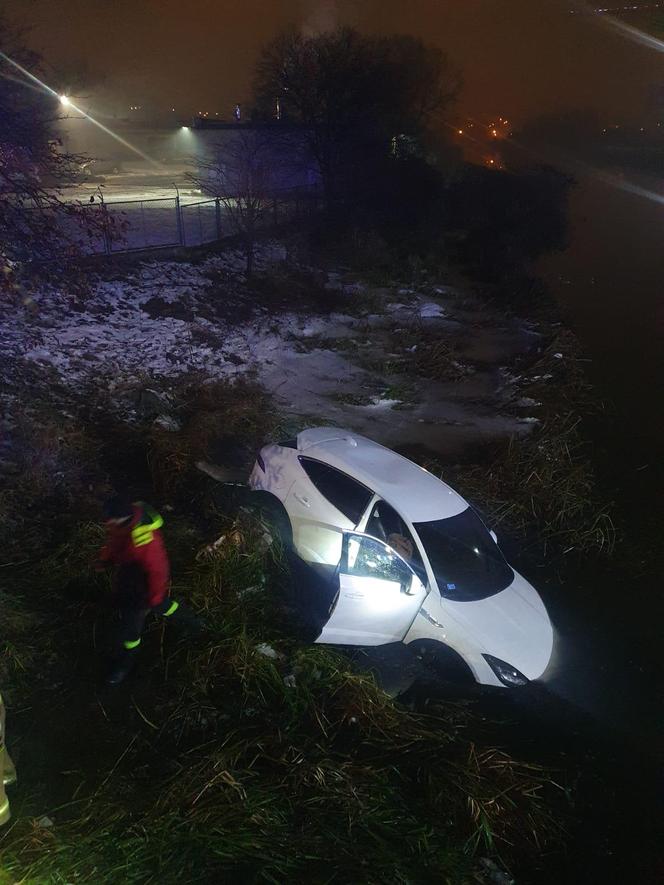 Jego jaguar wylądował na dnie Motławy! Niesłychany wypadek w Gdańsku [ZDJĘCIA]