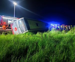 Wypadek autokaru wojskowego na autostradzie A4. Wielka akcja służb ratunkowych [ZDJĘCIA]